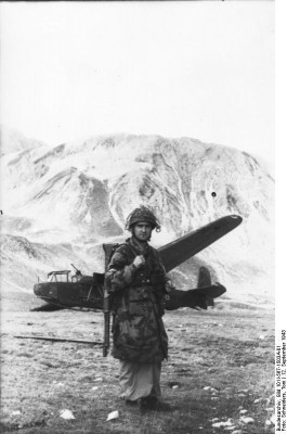 Bundesarchiv_Bild_101I-567-1503A-01,_Gran_Sasso,_Fallschirmjäger_vor_Lastensegler.jpg