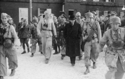 Bundesarchiv_Bild_101I-567-1503C-18,_Gran_Sasso,_Mussolini_vor_Hotel.jpg