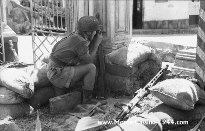 bundesarchiv_bild_101i-303-0587-22,_italien,_fallschirmjäger_in_stellung_in_gebäude_monte_cassino_1944_com.jpg