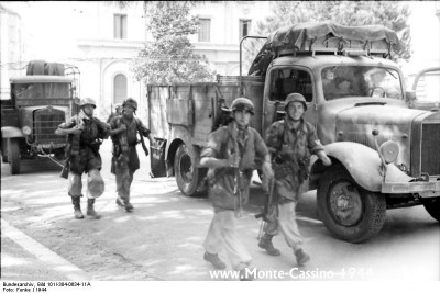 bundesarchiv_bild_101i-304-0634-11a,_italien,_fallschirmjäger_monte_cassino_1944_com.jpg