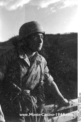 bundesarchiv_bild_101i-567-1503d-33,_italien,_abruzzen._abmarsch_fallschirmjäger_monte_cassino_1944_com.jpg
