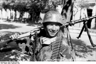 bundesarchiv_bild_101i-569-1584-35,_italien,_fallschirmjäger_mit_mg_34_in_ortschaft_monte_cassino_1944_com.jpg