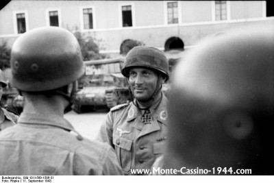 bundesarchiv_bild_101i-569-1586-31,_italien,_fallschirmjäger,_major_walter_gericke_monte_cassino_1944_com.jpg