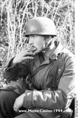 bundesarchiv_bild_101i-575-1801-14a,_italien,_fallschirmjäger,_rauchend_monte_cassino_1944_com.jpg