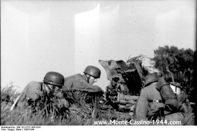 bundesarchiv_bild_101i-575-1805-03a,_italien,_fallschirmjäger,_pak_monte_cassino_1944_com.jpg