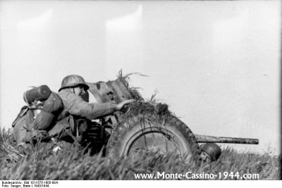 bundesarchiv_bild_101i-575-1805-08a,_italien,_fallschirmjäger,_pak_monte_cassino_1944_com.jpg