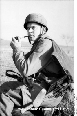 bundesarchiv_bild_101i-575-1807-08,_italien,_fallschirmjäger,_rauchend_monte_cassino_1944_com.jpg