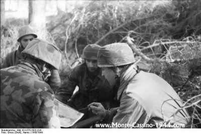 bundesarchiv_bild_101i-575-1822-22a,_italien,_fallschirmjäger_bei_besprechung_monte_cassino_1944_com.jpg