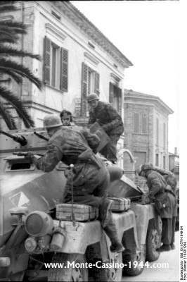 bundesarchiv_bild_101i-576-1849-04,_italien,_fallschirmjäger_auf_einem_schützenpanzerwagen_monte_cassino_1944_com.jpg