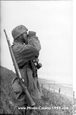 bundesarchiv_bild_101i-576-1850-18a,_italien,_fallschirmjäger_auf_beobachtungsposten_monte_cassino_1944_com.jpg