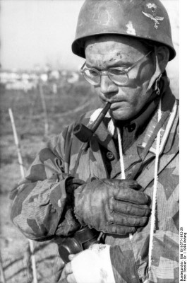 Bundesarchiv_Bild_101I-577-1912-26,_Monte_Cassino,_Fallschirmjäger_mit_Pfeife.jpg