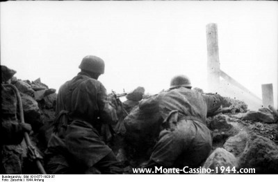 bundesarchiv_bild_101i-577-1923-37,_monte_cassino,_fallschirmjäger_mit_mg_monte_cassino_1944_com.jpg