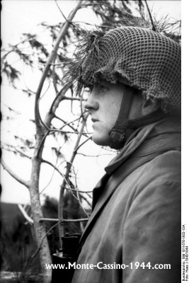 bundesarchiv_bild_101i-578-1932-13a,_bei_monte_cassino,_fallschirmjäger_auf_beobachtung_monte_cassino_1944_com.jpg