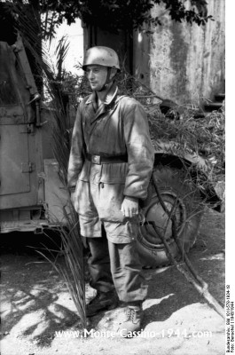 bundesarchiv_bild_101i-578-1934-18,_italien,_bei_monte_cassino,_fallschirmjäger-feldwebel_monte_cassino_1944_com.jpg