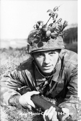 bundesarchiv_bild_101i-579-1965-23,_italien,_getarnter_fallschirmjäger_mit_gewehr_monte_cassino_1944_com.jpg