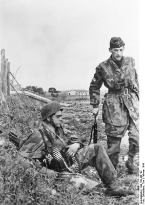 Bundesarchiv_Bild_183-J16739,_Nettuno,_Zwei_deutsche_Fallschirmjäger.jpg